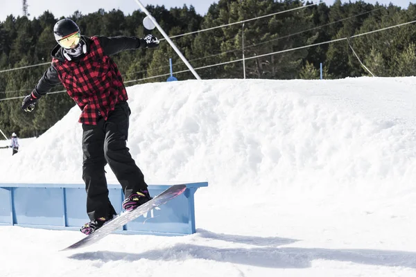 Snowboarder Terminando Hermoso Truco — Foto de Stock