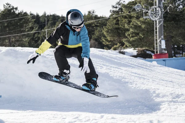 Snowboarder Cayendo Después Del Salto — Foto de Stock