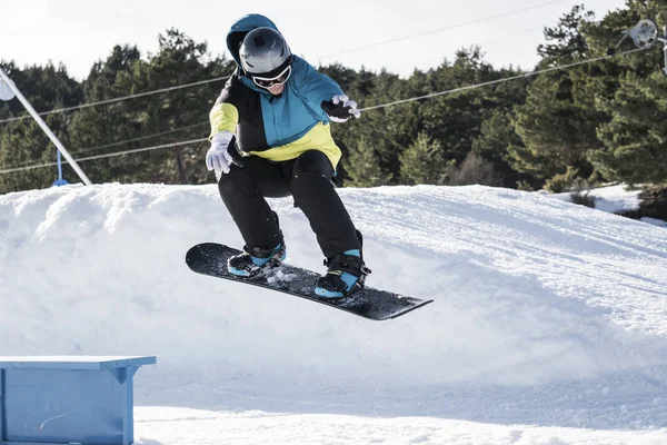 Snowboarder Saltos Final Moler — Foto de Stock