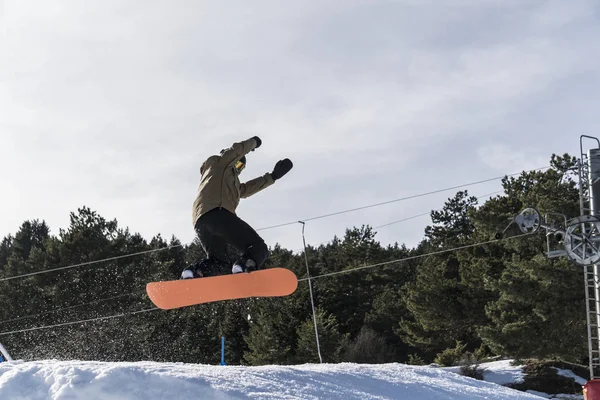 Snowboarder Naranja Snowboard Salto — Foto de Stock