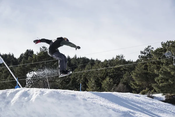 Snowboarder Salto Frontal Nevado — Foto de Stock