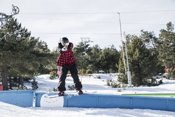 Snowboarder Starts Grind — Stock Photo, Image