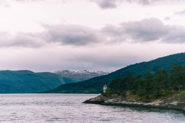 Norveç fiyortiçinde deniz feneri