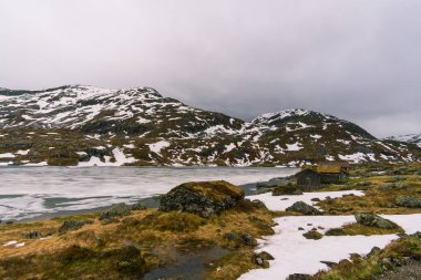 ev ile karlı norveç manzara