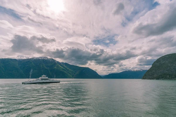 挪威峡湾的渡轮 — 图库照片