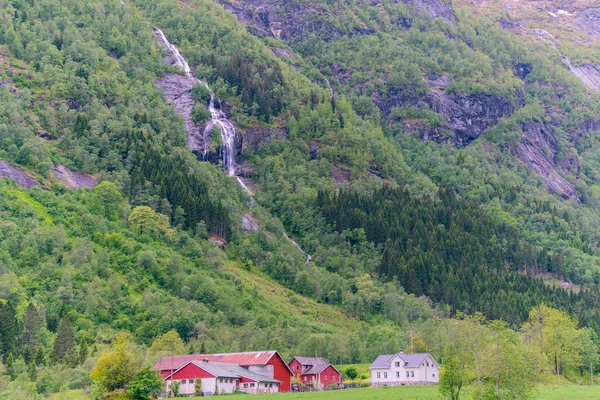 Маленький Водоспад Норвезькі Будинки — стокове фото