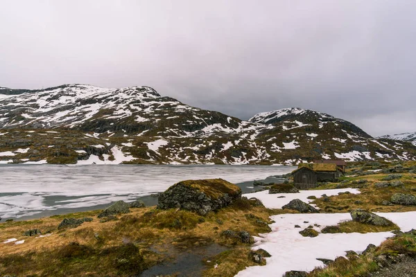 ev ile karlı norveç manzara