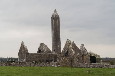 Kilmacduagh Manastırı 'nın ikonik görünümü