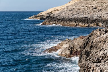 Malta 'da kaya ve kireçtaşlı kıyı şeridi