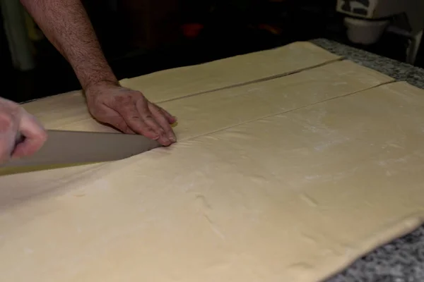 Panadero Cortar Masa Luego Hacer Los Croissants Una Panadería —  Fotos de Stock