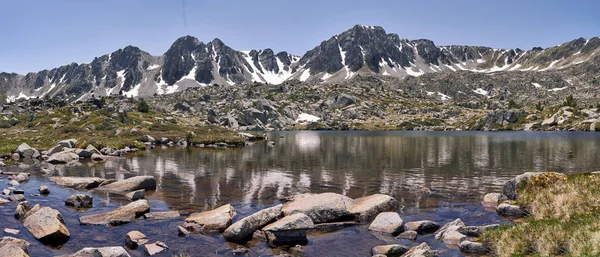 Panoramiczne Jezioro Skały Śnieżnymi Górami Andorrańskich Pirenejach — Zdjęcie stockowe