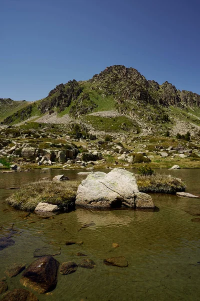 Fels Und See Vor Dem Berg Andorranischen Pyrenäen — Stockfoto