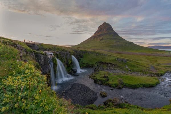 Pôr Sol Kirkjufell Kirkjufellsfoss Com Ponte Islândia — Fotografia de Stock