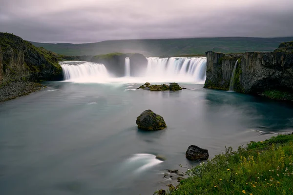 Spectaculair Landschap Van Godafoss Waterval Lange Blootstelling Met Groene Gebieden — Stockfoto