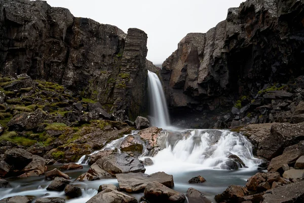 Folaldafoss Şelalesinin Mükemmel Manzarası Zlanda Adasının Doğusunda Üzerinde Kaya Yolu — Stok fotoğraf