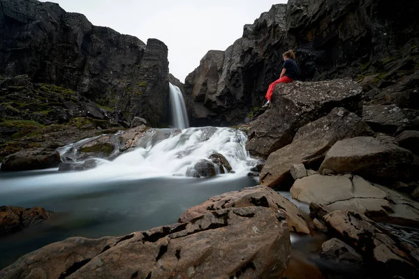 Jovem Desfrutando Paisagem Perfeita Cachoeira Folaldafoss Leste Ilha Islândia — Fotografia de Stock