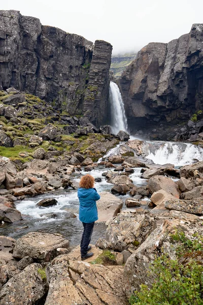 Старшая Женщина Смотрит Прекрасный Пейзаж Водопада Фолдафосс Востоке Острова Исландия — стоковое фото