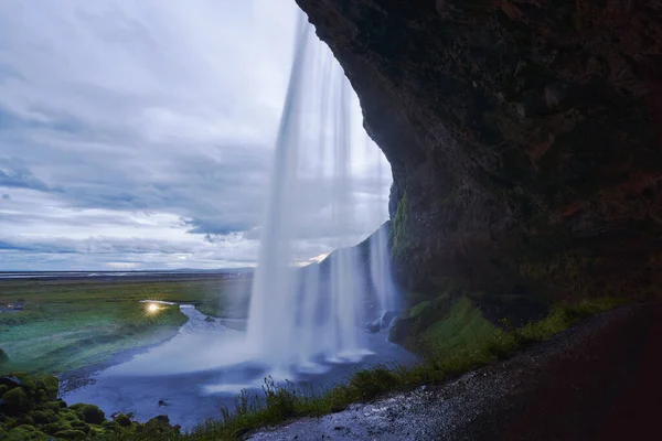 アイスランドのSeljalandsfoss滝の側面からの美しい景色 — ストック写真