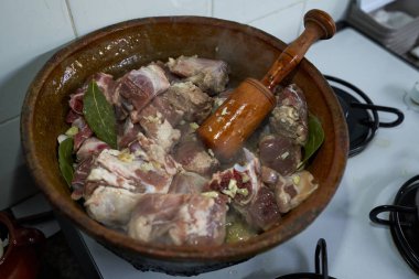 Tipik sarımsak ve defne yaprağı tarifi hazırlayan güveç.