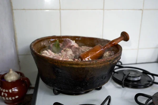 마늘과 월계수 곁들인 전통적 양고기 요리를 준비하고 케첩과 머리가 그릇이 — 스톡 사진