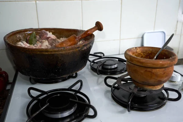 Old Casserole Preparing Typical Recipe Lamb Garlic Bay Leaf Wooden — Stock Photo, Image