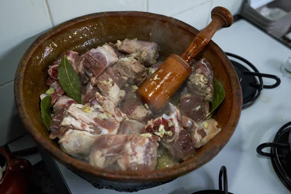 Tipik sarımsak ve defne yaprağı tarifi hazırlayan güveç.