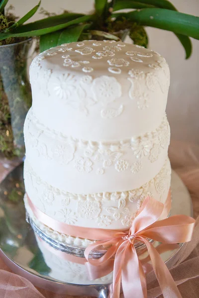 Bolo de casamento em camadas com cobertura de pettinice branco — Fotografia de Stock