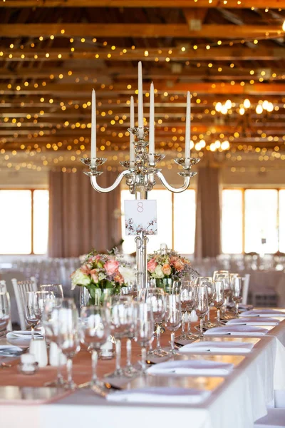 Decoratieve kaarsen op tafel bij bruiloft receptie — Stockfoto