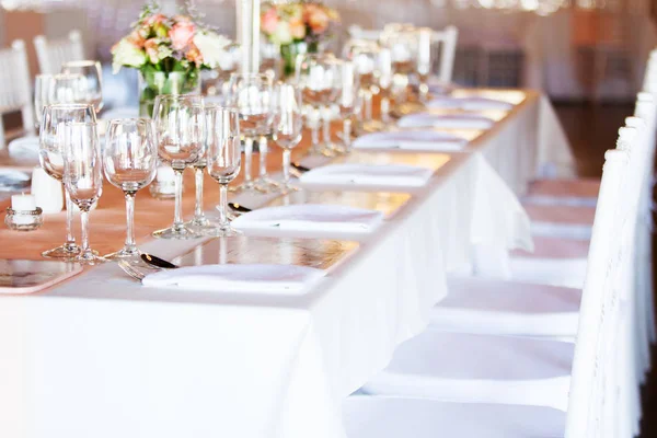 Mesa brilhantemente iluminada na recepção do casamento Imagem De Stock