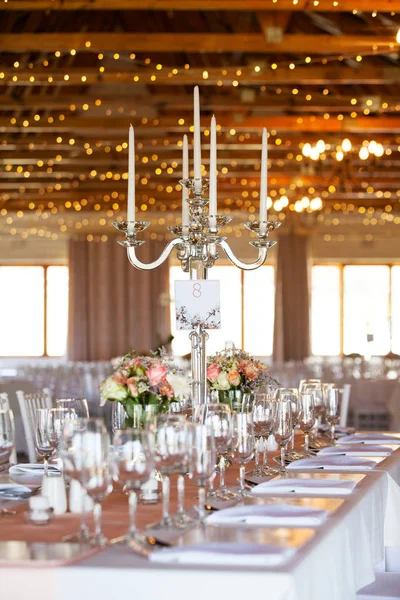 Velas decorativas en la mesa en la recepción de la boda Fotos de stock