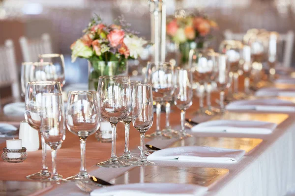 Tisch bei Hochzeitsempfang dekoriert Stockbild