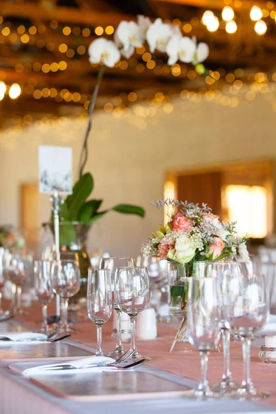 Salón de recepción de bodas con mesas decoradas Imagen de stock