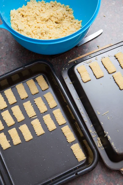 Masa de galletas en un recipiente de plástico y cortar las galletas Fotos de stock libres de derechos