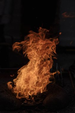 Siyah arkaplanda yanan bir alev