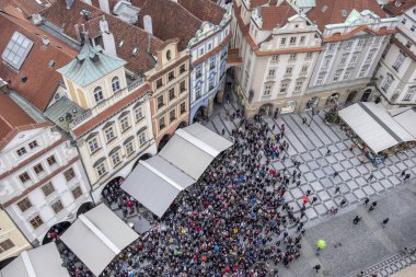 Prague, Çek Cumhuriyeti - 6 Aralık 2018: A Saat Kulesi Eski Şehir Meydanı Noel piyasada astronomik saate bakarak insanların üzerinden vurdu.