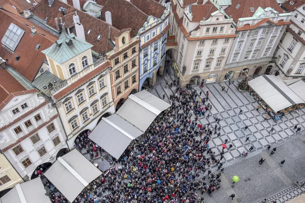 Prague, Çek Cumhuriyeti - 6 Aralık 2018: A Saat Kulesi Eski Şehir Meydanı Noel piyasada astronomik saate bakarak insanların üzerinden vurdu.