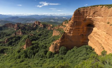 Las Medulas Leon, Kastilya ve Leon, İspanya eyaletinde Ponferrada kasabası yakınlarındaki tarihi altın madenciliği dağlar. Orellan bakış açısından görünüm