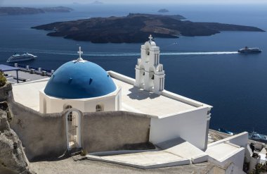 Bakire Meryem Ortodoks Kilisesi, Fira 'da Fira Kilisesi' nin üç çanı, Santorini Adası, Yunanistan.