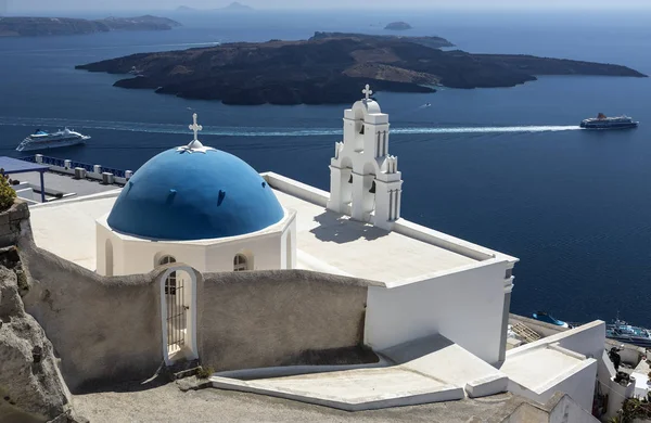 Szűz Mária Ortodox templom, Három harang a Fira templom Fira, Santorini sziget, Görögország. — Stock Fotó