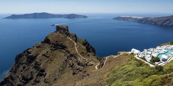 Bella vista della roccia di Skaros e Nea Kameni sullo sfondo blu dell'acqua a Santorini, Grecia . — Foto Stock