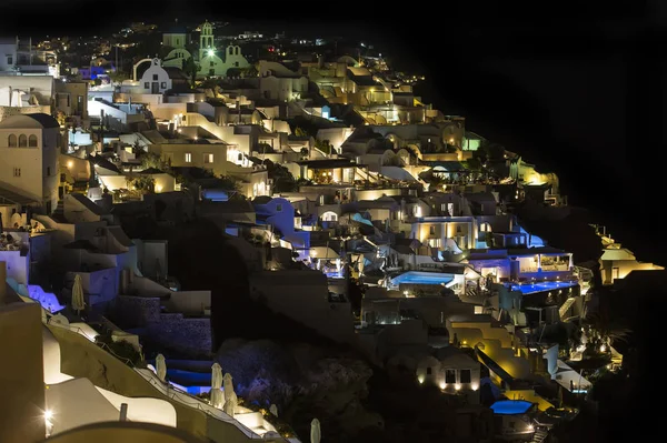 Santorini, Grekland. Staden Fira, Oía Vilage nattvy. En vacker, romantisk plats, resulterade från en super vulkan utbrott i Egeiska havet. — Stockfoto