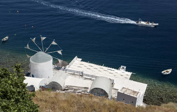 Windmühlenbau auf der Insel Thirassia in Santorini, Griechenland. — Stockfoto