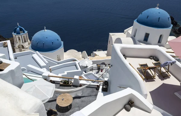 Arco tradizionale greco chiesa bianca con croce e campane nel villaggio Oia delle Cicladi Isola di Santorini Grecia. — Foto Stock