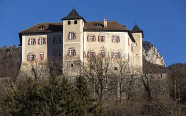 Majestic Castel Thun-August: Ortaçağ kökenli en iyi korunmuş anıtsal yapı kompleksi, Ton belediyesi, Trento bölgesi, Trentino eyaleti, Val di Non, Güney Tirol, İtalya.