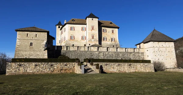 Castel Thun-december 29, 2018: A legjobban megőrzött monumentális épület középkori eredetű, város Ton, Trento régió, Trentino tartomány, val di non, Dél-Tirol, Olaszország. — Stock Fotó