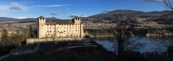 Castel cles (castle cles xii century) und der santa giustina see in val di non (non tal), cles, trentino alto adige, italien. — Stockfoto