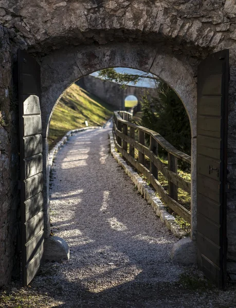 Majestueux Castel Thun-August : Un complexe bâti monumental d'origine médiévale, municipalité de Ton, région de Trente, province du Trentin, Val di Non, Tyrol du Sud, Italie . — Photo