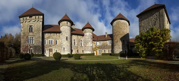 Castle of Thorens-november 25, 2018: régi középkori kastély de Thorens a Haute Savoie Franciaországban. — Stock Fotó