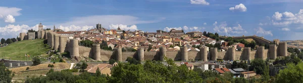 Landscape of the center of the walled city of Avila, a World Heritage Site declared by UNESCO. Photograph taken in Avila from the Cuatro Postes viewpoint. — Stock Photo, Image