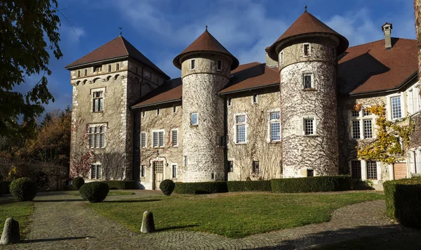 Castle of Thorens-november 25, 2018: régi középkori kastély de Thorens a Haute Savoie Franciaországban. — Stock Fotó
